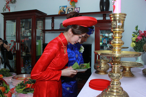 Trúc Diễm diện áo dài đỏ, cả hai làm lễ trước bàn thơ gia tiên